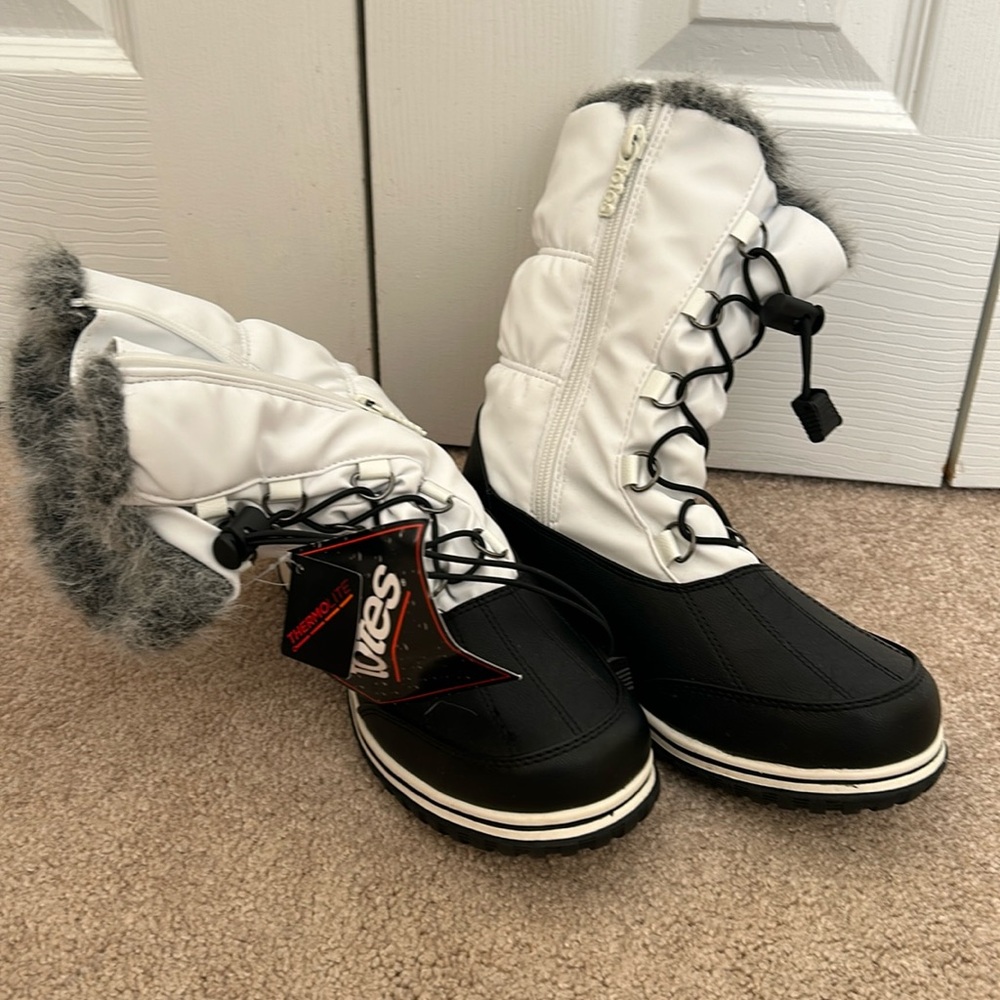 Totes Black & White Snowboots - new with tags